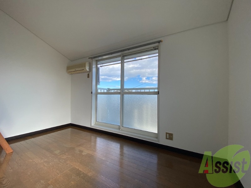 居室・リビング　５．２帖のリビングは大きな窓のおかげでよく陽が差します