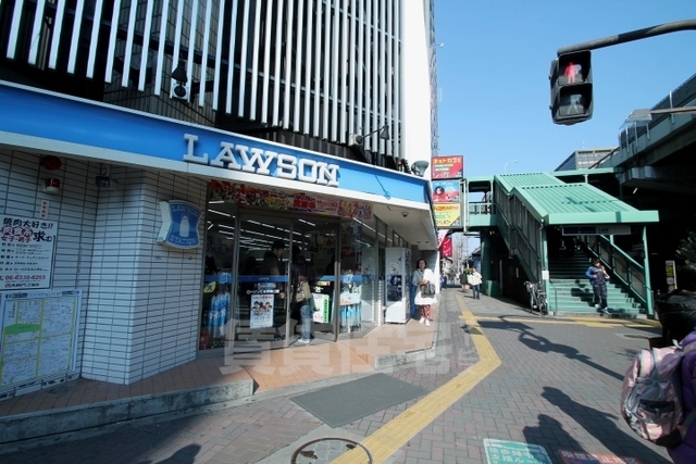 コンビニ　ローソン　江坂駅南口店（コンビニ）まで207m