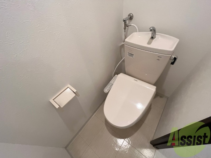 トイレ　ウォシュレット機能がついたトイレです。安心して使用できます。