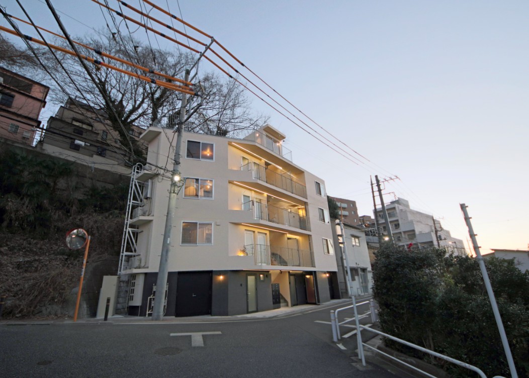 建物外観　緑に囲まれたロケーションです