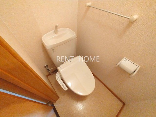 トイレ　温水洗浄便座付きのトイレです。