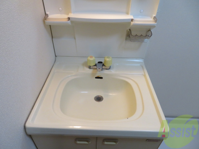 洗面設備　洗面台。朝の身支度はここでばっちり決めましょう。