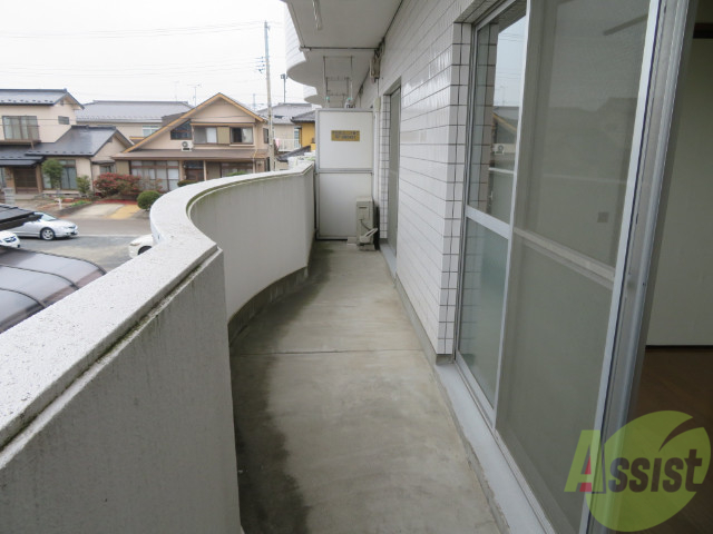 バルコニー　バルコニー。洗濯物がはかどりそうな広さがありますよ。