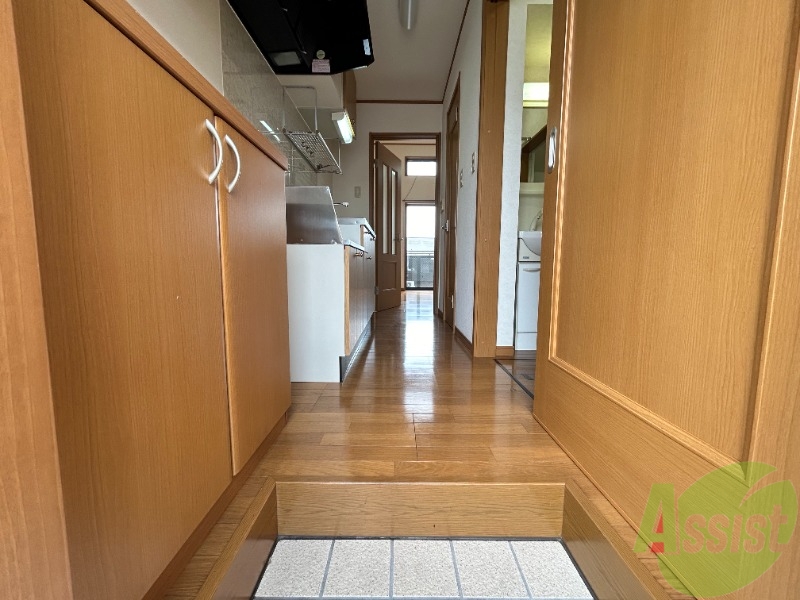 玄関　玄関からの様子になります。明るい印象でした。