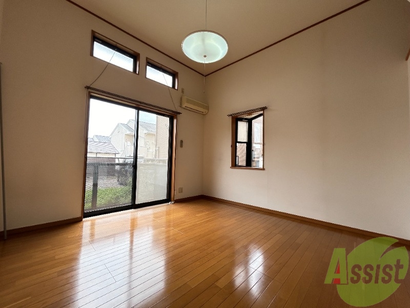 居室・リビング　こちら生活のメインとなる洋室になります。