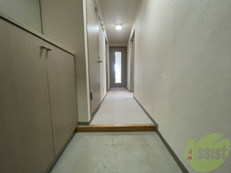 玄関　玄関です。ご覧の通り広々としていますね。