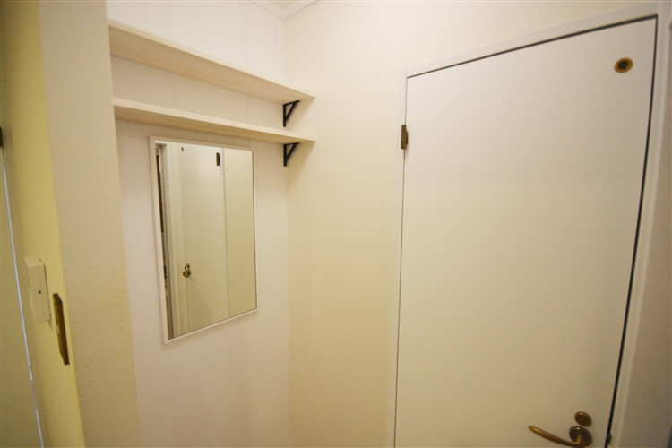 洗面設備　脱衣場の便利な棚とミラー。Room sオリジナル。