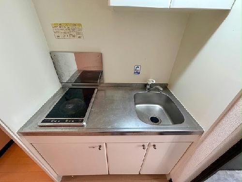 キッチン　現状優先。設置は現地と異なる可能性があります。