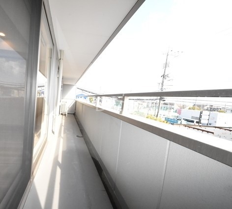 バルコニー　居室からバルコニー側撮影