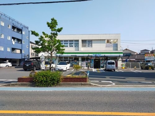 コンビニ　ファミリーマート 関西外大前店（コンビニ）まで498m