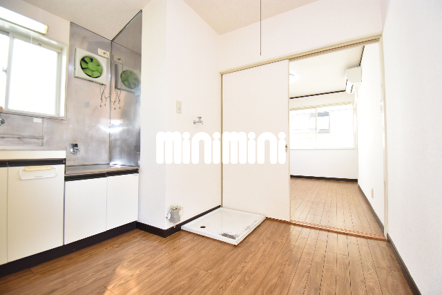 セキュリティ　玄関から見たキッチン