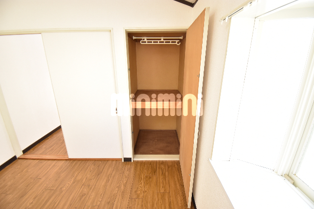 収納　パイプ付きでハンガー掛けられます。