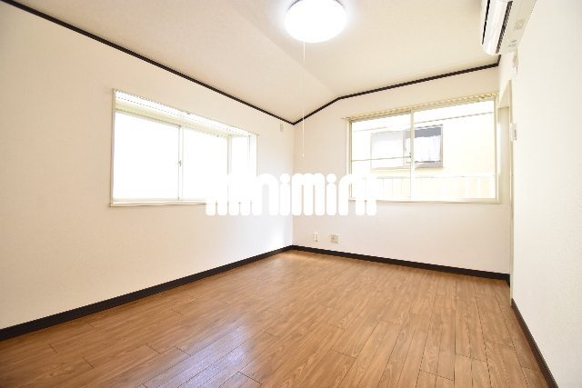 居室・リビング　２面採光で光差し込む明るいお部屋です。