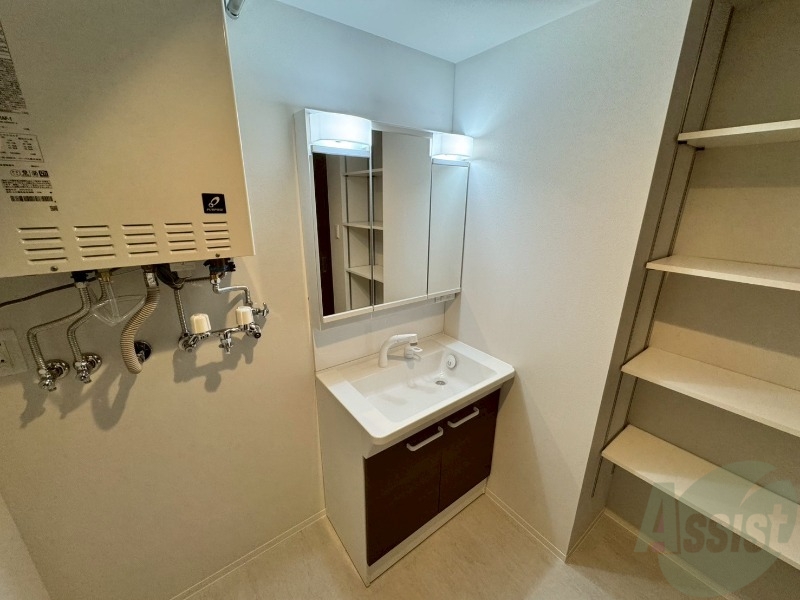 洗面設備　収納も豊富で使い勝手の良い洗面化粧台です。