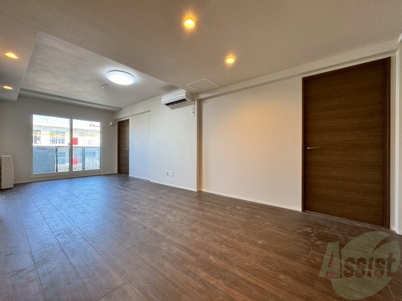 居室・リビング　木目のフローリングは落ち着きのある印象のお部屋になりますね。