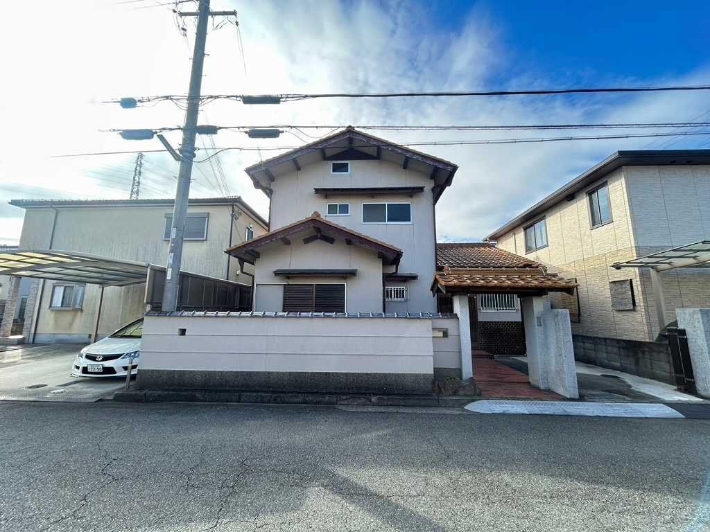 建物外観　立派な門塀のある戸建