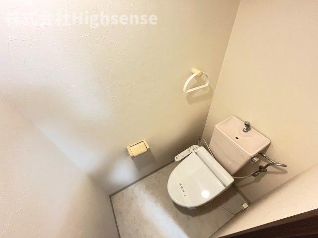 トイレ　落ち着いた色調のトイレです