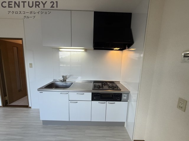 キッチン　ガスコンロ3口付きです！