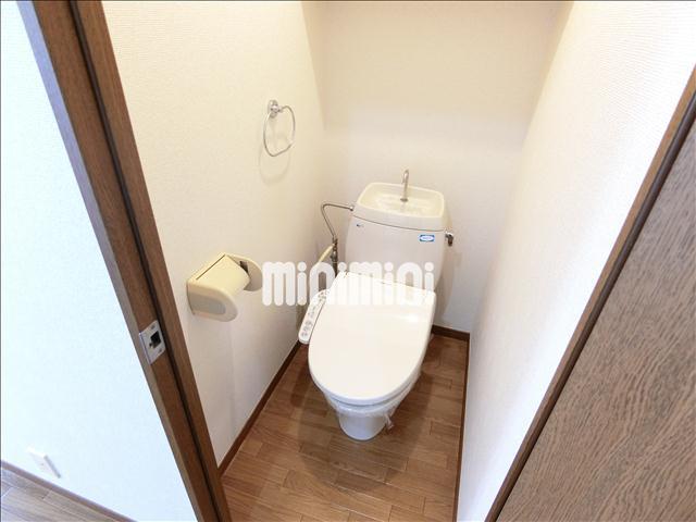 トイレ　温水洗浄機能付きです。