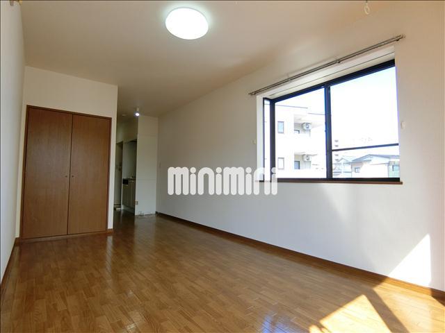 居室・リビング　角部屋の為、二面採光のお部屋です。