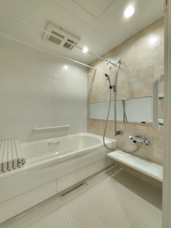 バス・シャワールーム　清潔感のあるきれいなお風呂です