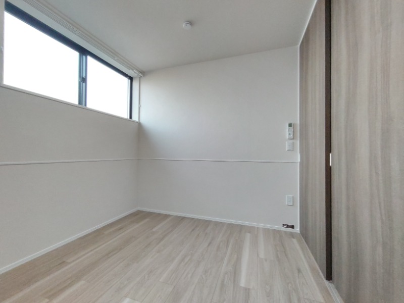 その他部屋・スペース　窓が大きな洋室です