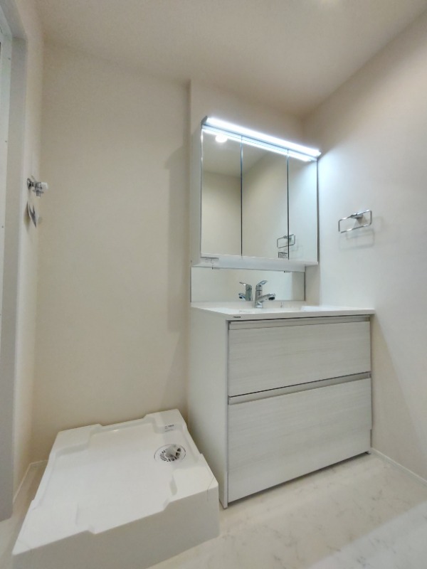 洗面設備　白を基調としたきれいな洗面所です