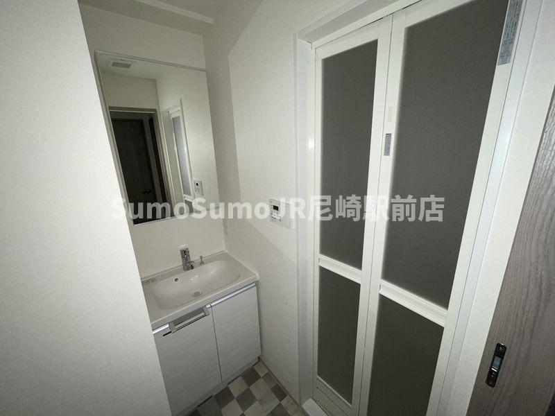 その他設備　独立洗面台、小物を置くことができて便利です