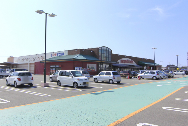 スーパー　マルヨシセンター伊予店（スーパー）まで497m