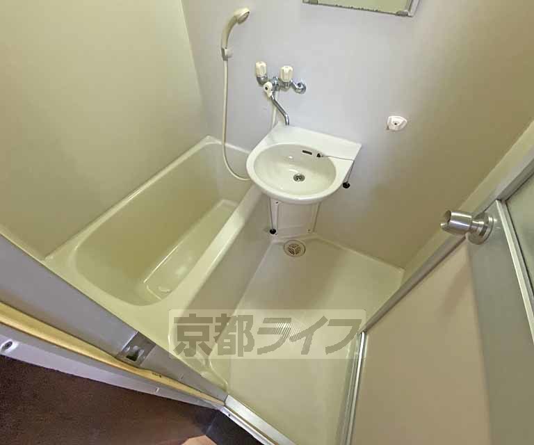 バス・シャワールーム　スッキリとした浴室です。