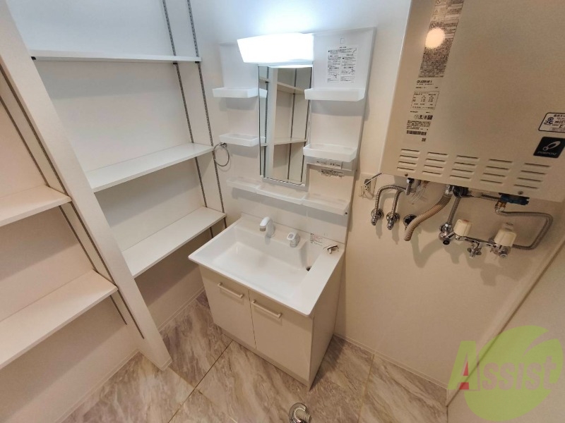 洗面設備　収納も豊富で使い勝手の良い洗面化粧台です。