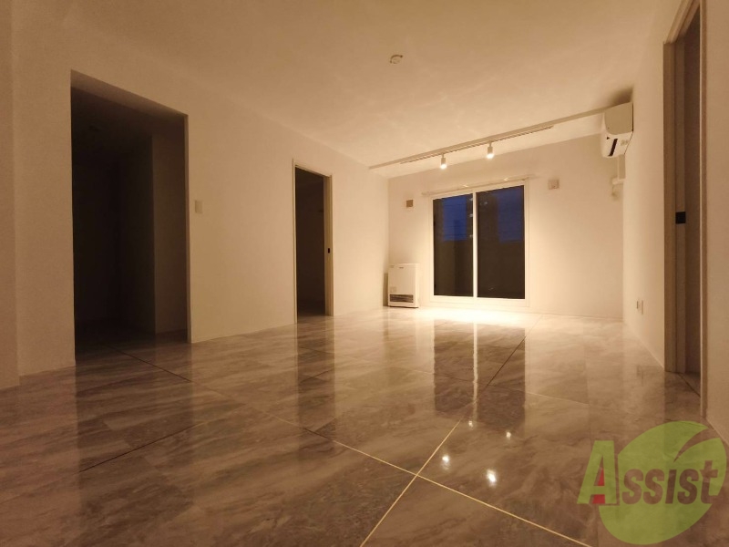 居室・リビング　木目のフローリングは落ち着きのある印象のお部屋になりますね。