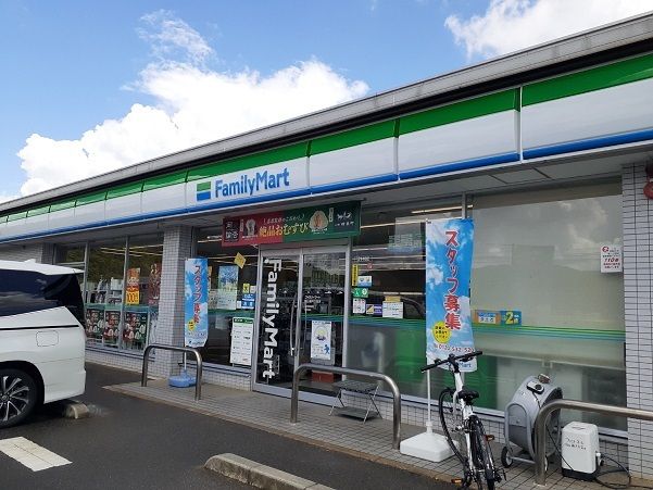 コンビニ　ファミリーマートさん（コンビニ）まで300m