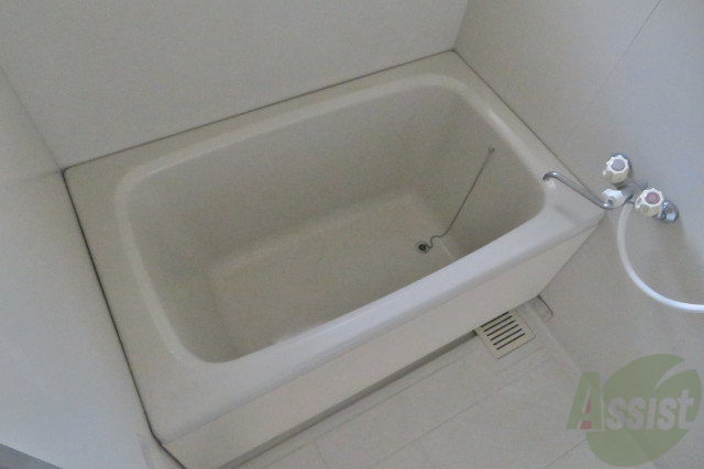 バス・シャワールーム　幅のある浴槽でゆったりできそうです