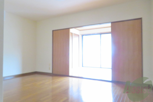 居室・リビング　リビングは陽当たり良く広々した空間ですよ～