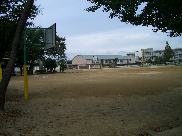 中学校　花園中学校（中学校）まで244m