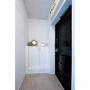 玄関　モデルルームの写真となります。