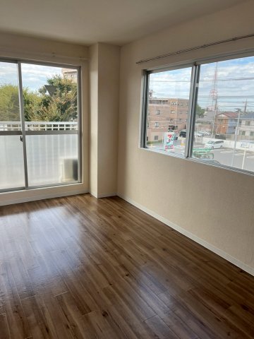 居室・リビング　広くて明るい寝室