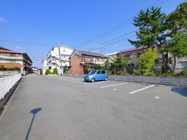 駐車場　駐車場があるので、車をお持ちの方も安心です