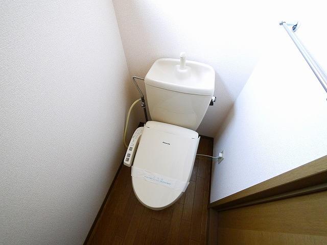 トイレ　トイレには窓があり、採光も良好です