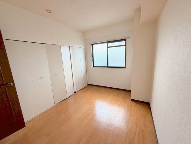 居室・リビング　ゆとりのあるベッドルームで快適な睡眠をとってくださいね。