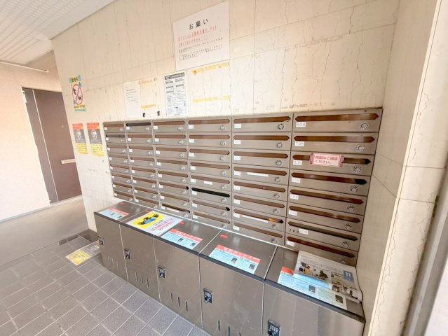 ロビー　ロビーにある各部屋毎のメールボックス。