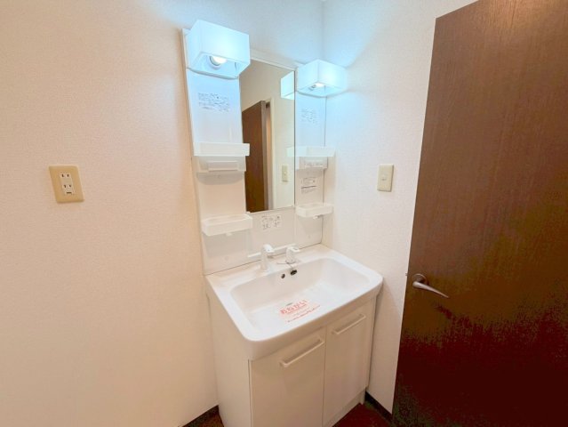 洗面設備　身支度が出来る独立洗面台です。