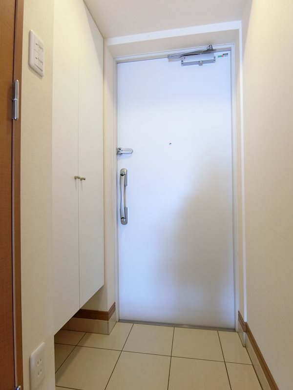 玄関　大型シューズボックス付き