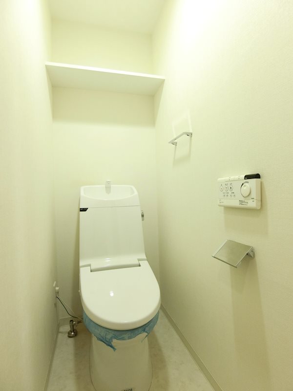 トイレ　温水洗浄暖房便座です