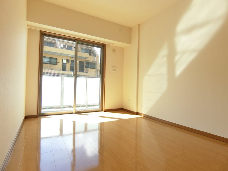 キッチン　日当りの良い洋室