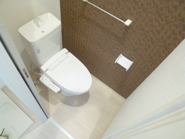 トイレ　温水洗浄便座付きのトイレです。
