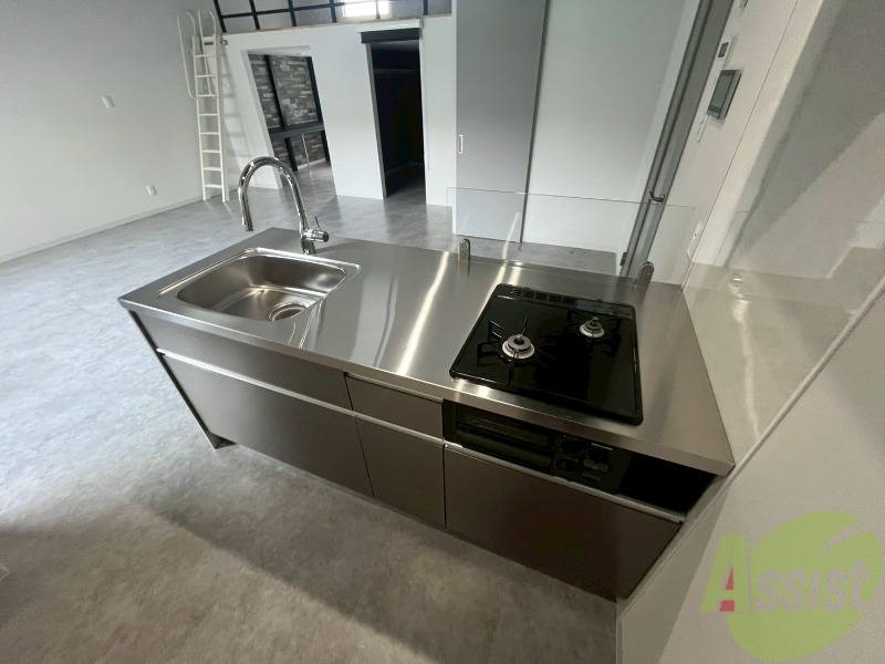 キッチン　対面キッチンになっているので料理しながらＴＶも見れますよ～。