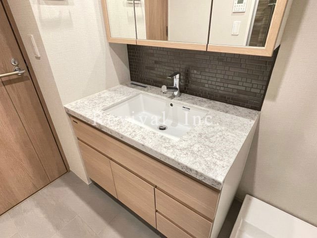 洗面設備　毎日の身だしなみチェックに必須ですね