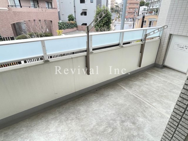 バルコニー　広々したワイドバルコニーでございます